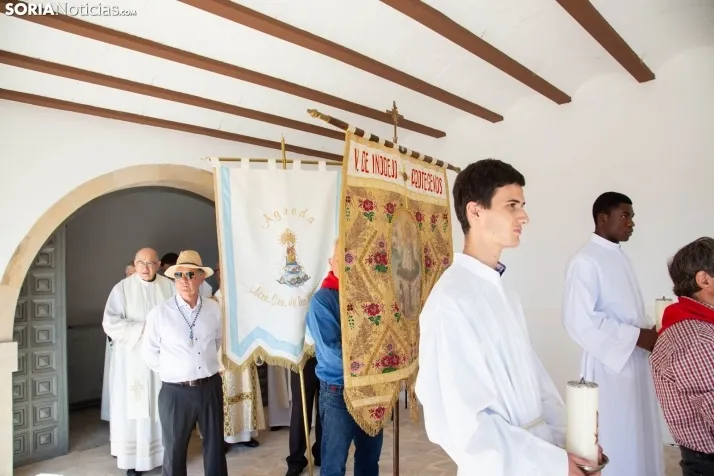 Fotos: ba&ntilde;o de masas a la Virgen de Inodejo en su romer&iacute;a 