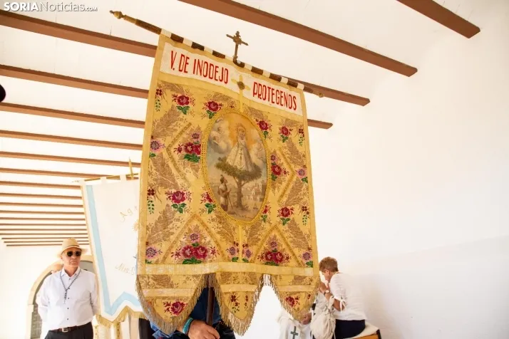 Fotos: ba&ntilde;o de masas a la Virgen de Inodejo en su romer&iacute;a 