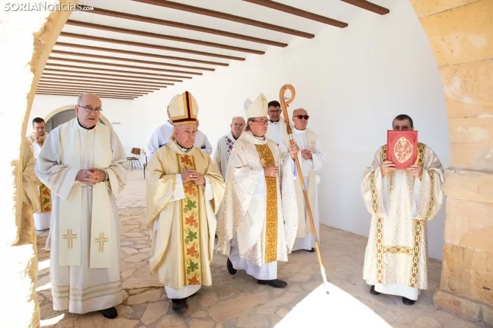 Fotos: ba&ntilde;o de masas a la Virgen de Inodejo en su romer&iacute;a 