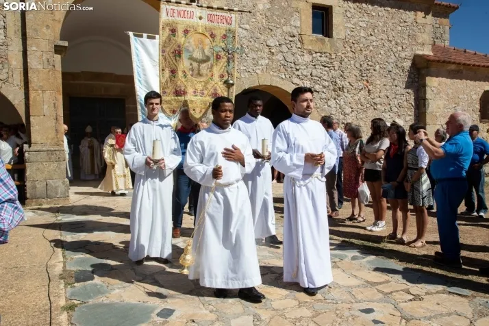 Fotos: ba&ntilde;o de masas a la Virgen de Inodejo en su romer&iacute;a 