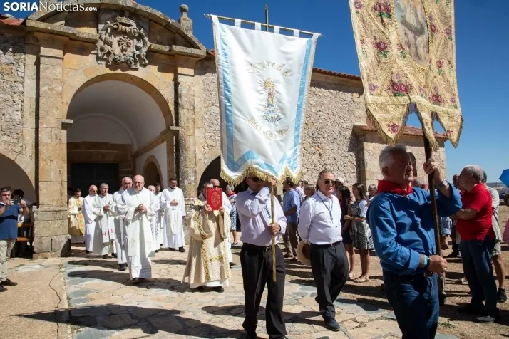 Fotos: ba&ntilde;o de masas a la Virgen de Inodejo en su romer&iacute;a 
