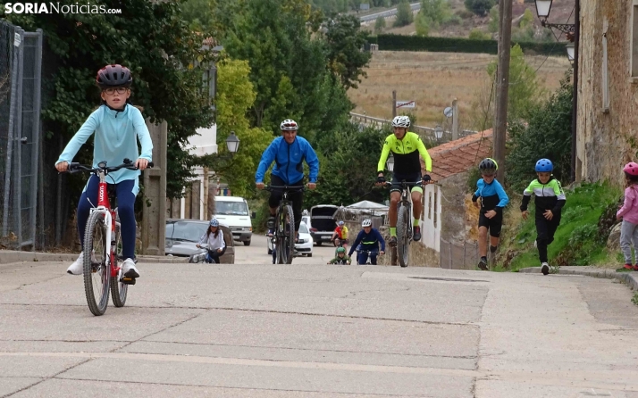 GALERÍA | Numerosa afición ciclista en Golmayo