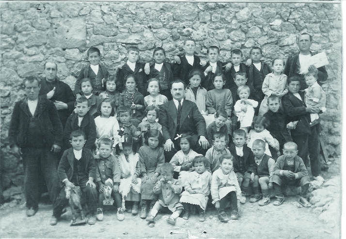 1929: 'Retrato de maestro y escolares' en Pinilla del Olmo. Relato de la di&aacute;spora soriana 