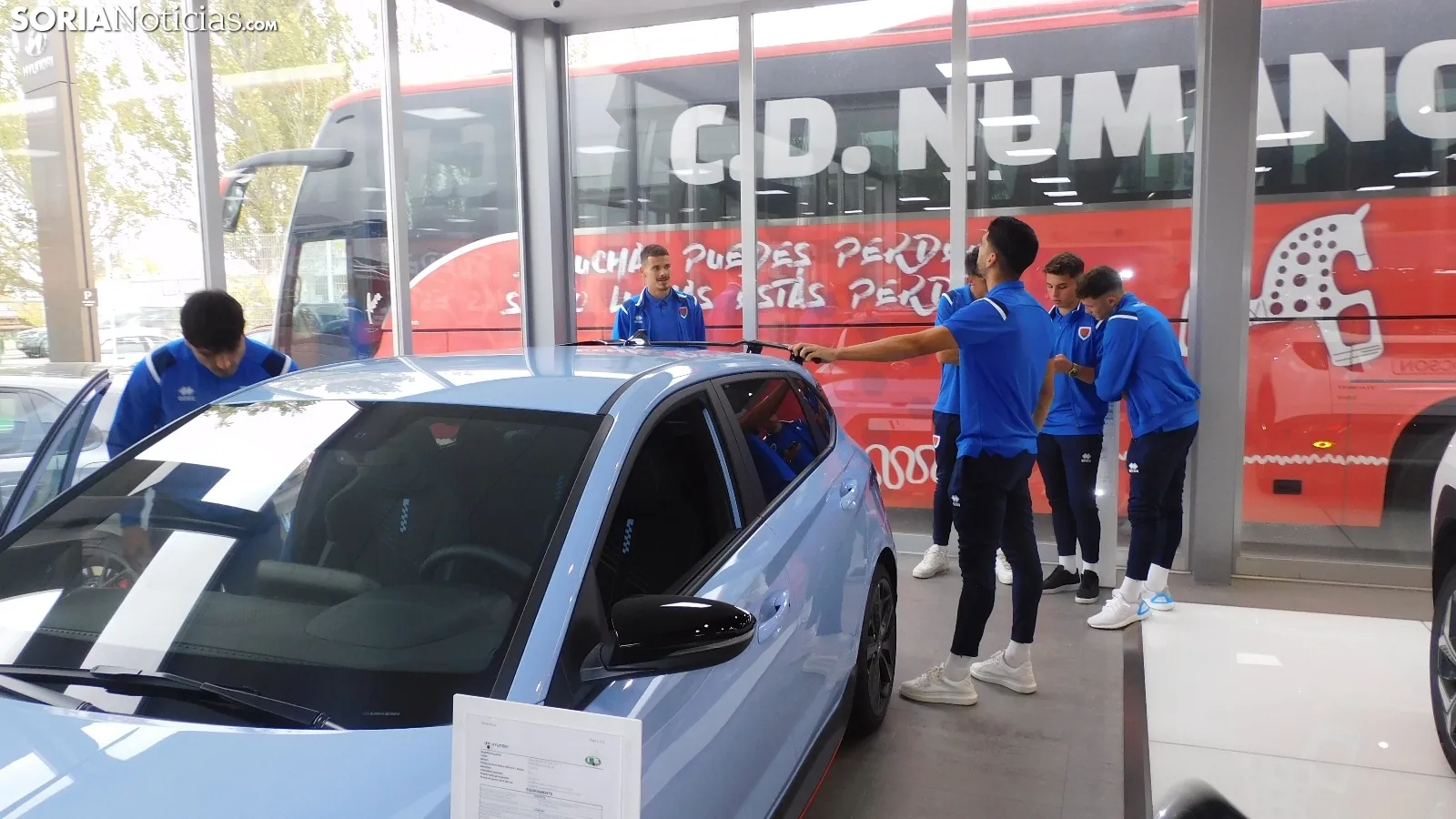 Foto 9 - Fotos: Untoria y el Numancia celebran su patrocinio con una visita al Concesionario