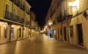 Imagen nocturna de la calle Mayor, en El Burgo. /ABO
