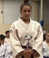 La joven judoka con su trofeo. 
