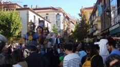 Fotos: ba&ntilde;o de masas para los Gigantes y Cabezudos en las fiestas de San Saturio
