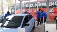 Foto 9 - Fotos: Untoria y el Numancia celebran su patrocinio con una visita al Concesionario