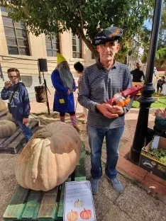 El ganador, con el premio y su hortaliza. /ASG