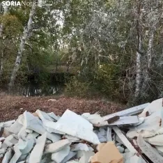 Los esconmbros con el río al fondo, a escasos metros. 