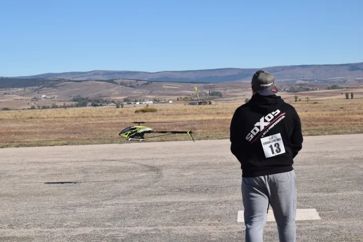 Fotos: los mejores aeromodelistas nacionales se dan cita en el cielo de Velilla de la Sierra
