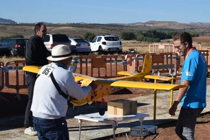 Fotos: los mejores aeromodelistas nacionales se dan cita en el cielo de Velilla de la Sierra