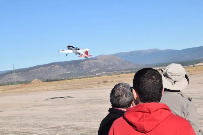 Fotos: los mejores aeromodelistas nacionales se dan cita en el cielo de Velilla de la Sierra
