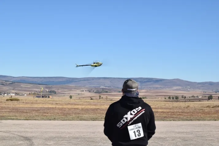 Fotos: los mejores aeromodelistas nacionales se dan cita en el cielo de Velilla de la Sierra