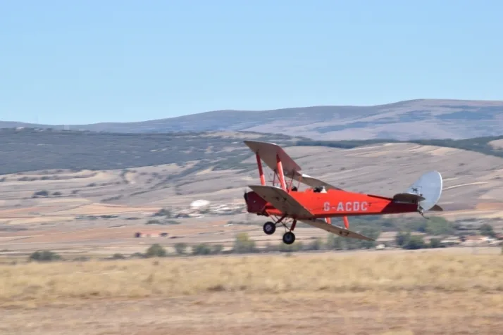 Fotos: los mejores aeromodelistas nacionales se dan cita en el cielo de Velilla de la Sierra