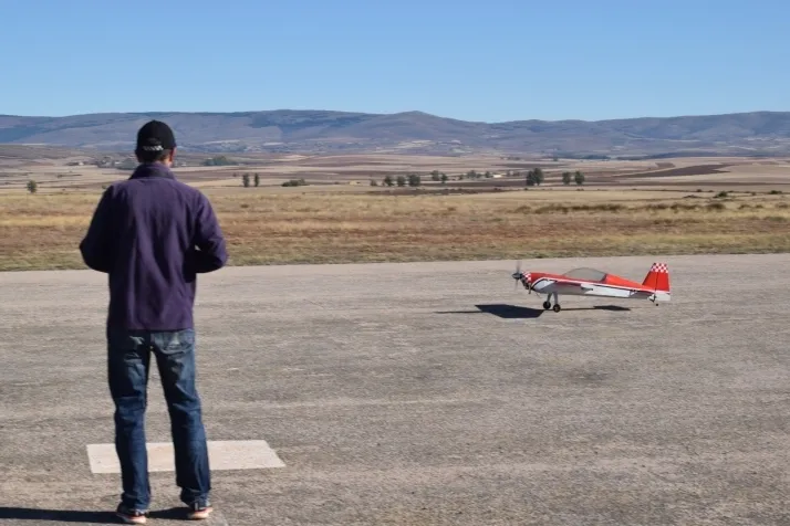 Fotos: los mejores aeromodelistas nacionales se dan cita en el cielo de Velilla de la Sierra