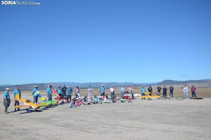 Fotos: los mejores aeromodelistas nacionales se dan cita en el cielo de Velilla de la Sierra