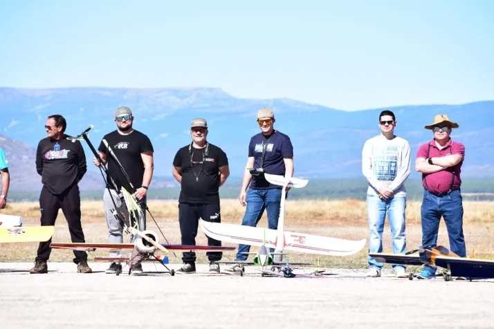 Fotos: los mejores aeromodelistas nacionales se dan cita en el cielo de Velilla de la Sierra
