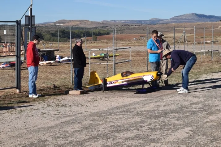 Fotos: los mejores aeromodelistas nacionales se dan cita en el cielo de Velilla de la Sierra