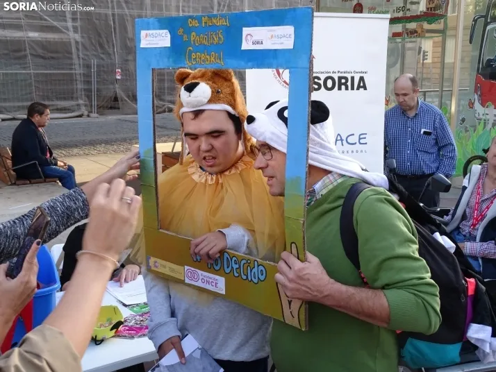 Aspace sale a la calle, festiva, pero reivindicativa