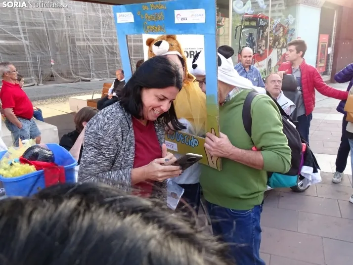 Aspace sale a la calle, festiva, pero reivindicativa
