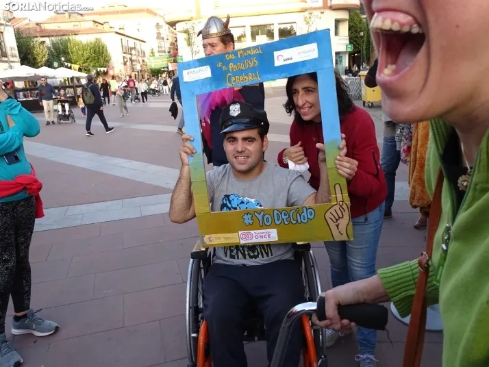 Aspace sale a la calle, festiva, pero reivindicativa