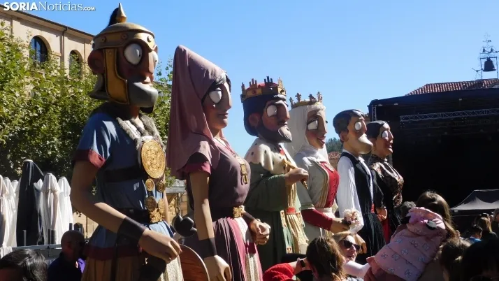 Fotos: ba&ntilde;o de masas para los Gigantes y Cabezudos en las fiestas de San Saturio