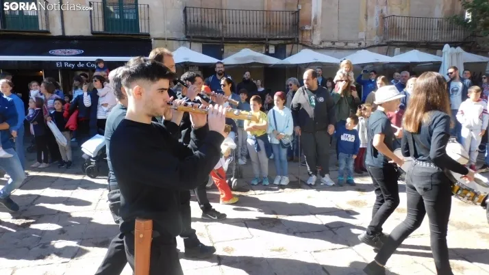 Fotos: ba&ntilde;o de masas para los Gigantes y Cabezudos en las fiestas de San Saturio
