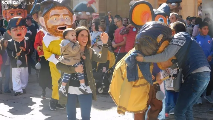 Fotos: ba&ntilde;o de masas para los Gigantes y Cabezudos en las fiestas de San Saturio