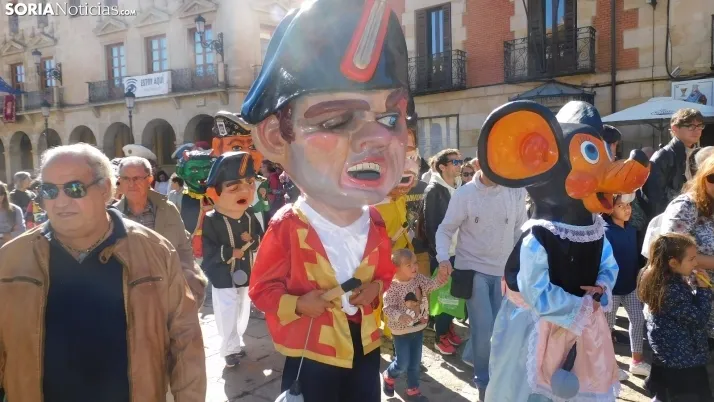 Fotos: ba&ntilde;o de masas para los Gigantes y Cabezudos en las fiestas de San Saturio