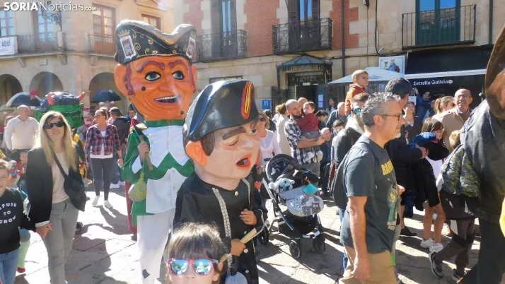 Fotos: ba&ntilde;o de masas para los Gigantes y Cabezudos en las fiestas de San Saturio