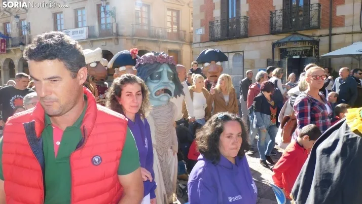 Fotos: ba&ntilde;o de masas para los Gigantes y Cabezudos en las fiestas de San Saturio
