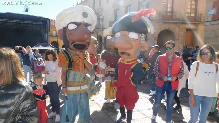 Fotos: ba&ntilde;o de masas para los Gigantes y Cabezudos en las fiestas de San Saturio