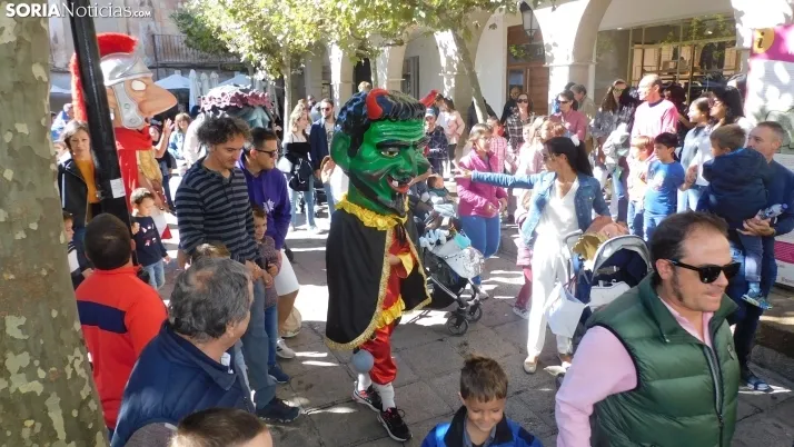 Fotos: ba&ntilde;o de masas para los Gigantes y Cabezudos en las fiestas de San Saturio