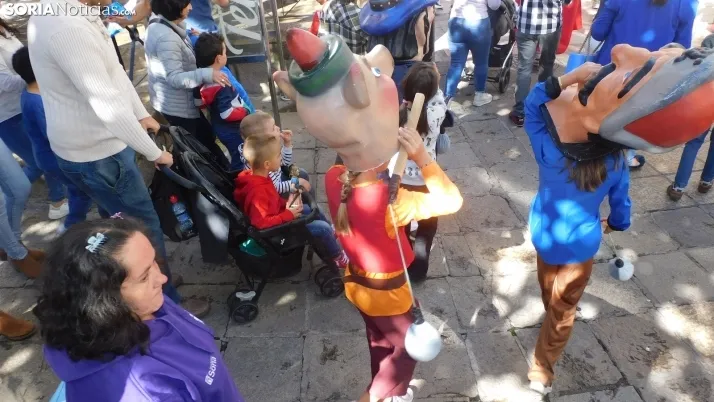 Fotos: ba&ntilde;o de masas para los Gigantes y Cabezudos en las fiestas de San Saturio