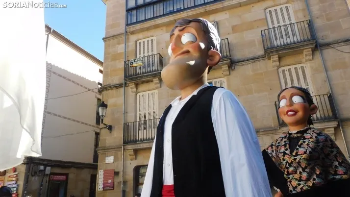 Fotos: ba&ntilde;o de masas para los Gigantes y Cabezudos en las fiestas de San Saturio