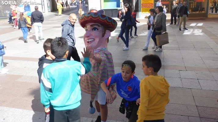 Fotos: ba&ntilde;o de masas para los Gigantes y Cabezudos en las fiestas de San Saturio