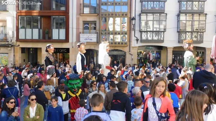 Fotos: ba&ntilde;o de masas para los Gigantes y Cabezudos en las fiestas de San Saturio