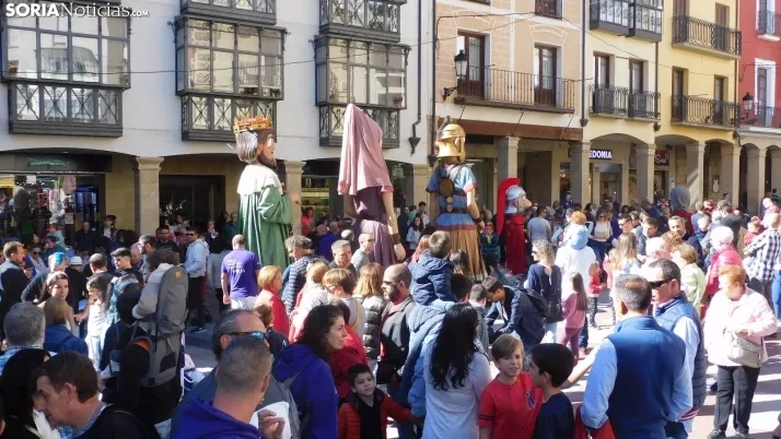 Fotos: ba&ntilde;o de masas para los Gigantes y Cabezudos en las fiestas de San Saturio