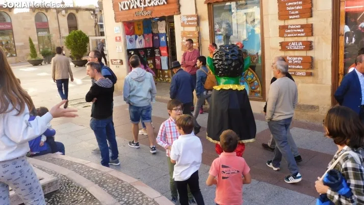 Fotos: ba&ntilde;o de masas para los Gigantes y Cabezudos en las fiestas de San Saturio