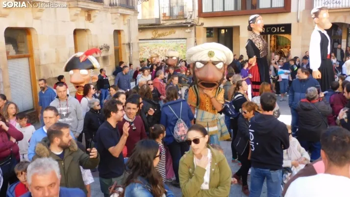 Fotos: ba&ntilde;o de masas para los Gigantes y Cabezudos en las fiestas de San Saturio