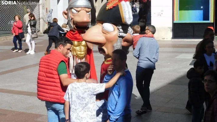 Fotos: ba&ntilde;o de masas para los Gigantes y Cabezudos en las fiestas de San Saturio