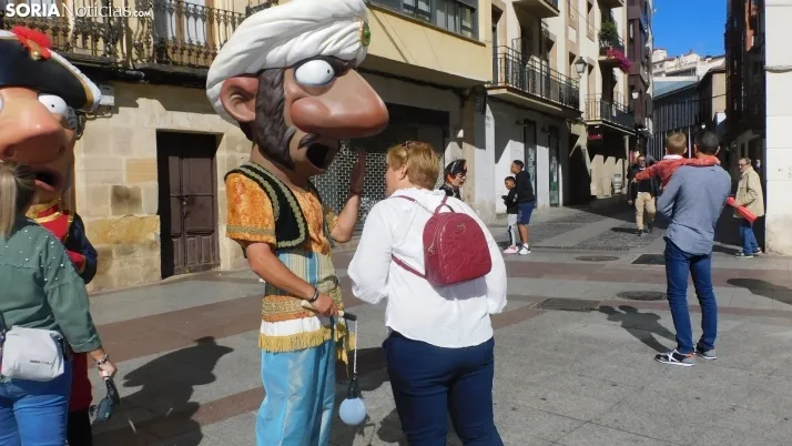 Fotos: ba&ntilde;o de masas para los Gigantes y Cabezudos en las fiestas de San Saturio