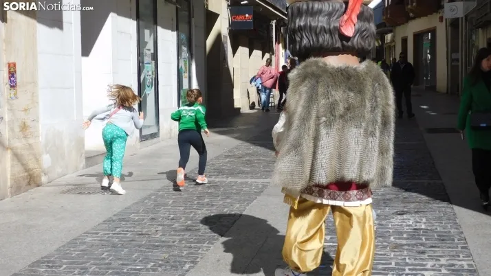 Fotos: ba&ntilde;o de masas para los Gigantes y Cabezudos en las fiestas de San Saturio