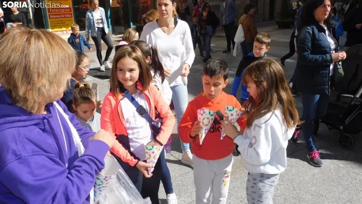 Fotos: ba&ntilde;o de masas para los Gigantes y Cabezudos en las fiestas de San Saturio
