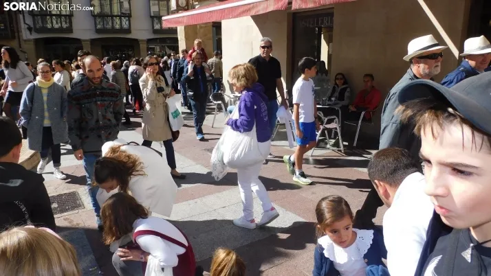 Fotos: ba&ntilde;o de masas para los Gigantes y Cabezudos en las fiestas de San Saturio