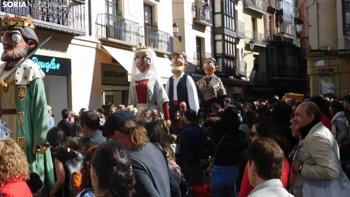 Fotos: ba&ntilde;o de masas para los Gigantes y Cabezudos en las fiestas de San Saturio