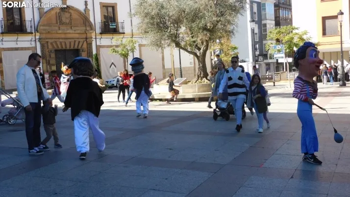Fotos: ba&ntilde;o de masas para los Gigantes y Cabezudos en las fiestas de San Saturio