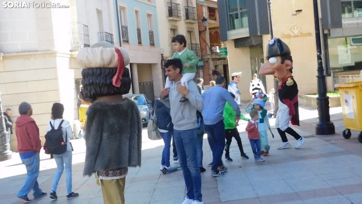 Fotos: ba&ntilde;o de masas para los Gigantes y Cabezudos en las fiestas de San Saturio