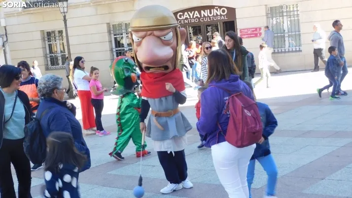Fotos: ba&ntilde;o de masas para los Gigantes y Cabezudos en las fiestas de San Saturio